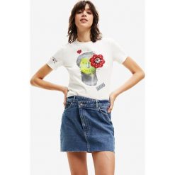 Desigual t-shirt bawełniany kolor biały. Białe t-shirty Desigual, bez wzorów, z bawełny, bez kołnierzyka, bez ramiączek. W wyprzedaży za 109.99 zł.