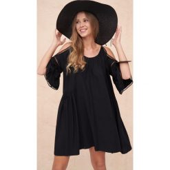 Sukienka Jovi BS Czarny. Czarne sukienki blue shadow, na ślub cywilny, l, bez wzorów, z bawełny, bez kołnierzyka, bez ramiączek, wyszczuplające. Za 299.90 zł.
