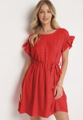 Czerwona Sukienka Ozdobiona Falbankami i Paskiem Izulira. Czerwone sukienki Born2be, uniwersalny, bez wzorów, eleganckie, bez kołnierzyka, bez ramiączek, mini. W wyprzedaży za 72.24 zł.