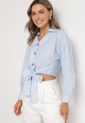 Jasnoniebieska Bawełniana Koszula o Krótkim Kroju z Wiązaniem i Ozdobnymi Guzikami Lililva. Niebieskie koszule Born2be, m, bez wzorów, z bawełny, eleganckie, bez kołnierzyka, bez ramiączek. Za 109.99 zł.