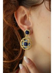 L'Atelier de Gaia Pozłacane kolczyki z lapis lazuli i cyrkoniami rozmiar: onesize. Niebieskie kolczyki L'Atelier de Gaia, z cyrkonią, pozłacane. Za 108.74 zł.