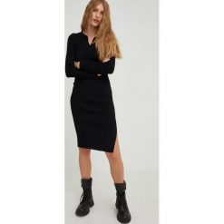 Answear Lab sukienka kolor czarny mini dopasowana. Czarne sukienki Answear Lab, m, bez wzorów, z dzianiny, bez kołnierzyka, bez ramiączek, mini, dopasowane. Za 199.99 zł.