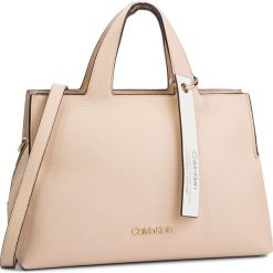 Torebka CALVIN KLEIN - Neat Tote K60K605059 064. Brązowe torebki klasyczne Calvin Klein, bez wzorów, ze skóry ekologicznej, klasyczne, bez dodatków. W wyprzedaży za 459.00 zł.