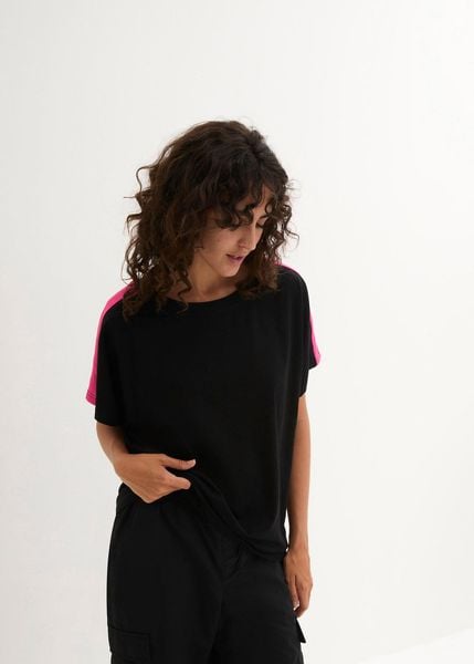 T-shirt z neonowymi paskami. Czarne t-shirty bonprix, z aplikacjami, bez kołnierzyka, bez ramiączek. Za 59.99 zł.