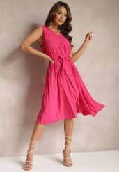 Fuksjowa Plisowana Sukienka Midi z Plisami na Dole i Paskiem w Talii Wrensilva. Czerwone sukienki Renee, l, bez wzorów, z materiału, eleganckie, bez kołnierzyka, bez ramiączek, midi, rozkloszowane. W wyprzedaży za 43.99 zł.