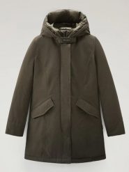 Woolrich Kurtka puchowa w kolorze khaki rozmiar: M. Brązowe kurtki Woolrich, m, bez wzorów, z puchu, bez kaptura. Za 1,493.53 zł.