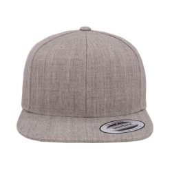 Klasyczna Czapka Z Daszkiem. Fioletowe czapki z daszkiem FLEXFIT, bez wzorów, klasyczne. Za 67.99 zł.