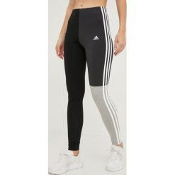 Adidas legginsy damskie kolor czarny wzorzyste. Czarne legginsy adidas, bez wzorów, z bawełny. W wyprzedaży za 124.99 zł.