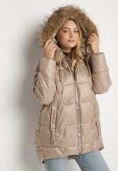 Brązowa Kurtka z Pikowanymi Przeszyciami i Kapturem z Futrem Azinga. Brązowe kurtki Born2be, plus size, bez wzorów, z dzianiny, eleganckie. Za 219.99 zł.