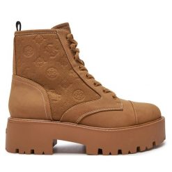 Botki Guess. Brązowe botki Guess, z aplikacjami, bez obcasa, na płaskiej podeszwie, bez zapięcia. Za 399.99 zł.