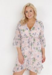 Jasnoróżowa Sukienka Sophassa. Czerwone sukienki Born2be, na imprezę, l, z aplikacjami, eleganckie, bez kołnierzyka, bez ramiączek, mini, kopertowe. Za 169.99 zł.