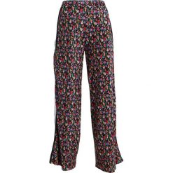 Missguided PLISSE FLORAL SPORT SIDE WIDE LEG TROUSERS Spodnie materiałowe black. Spodnie materiałowe Missguided. W wyprzedaży za 260.10 zł.