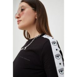 Chiara Ferragni t-shirt bawełniany kolor czarny. Czarne t-shirty Chiara Ferragni, m, bez wzorów, z bawełny, bez kołnierzyka, bez ramiączek. W wyprzedaży za 379.99 zł.