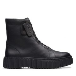 Botki Clarks. Czarne botki Clarks, bez wzorów, bez obcasa, na płaskiej podeszwie, bez zapięcia. Za 339.99 zł.