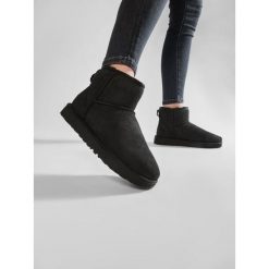 Śniegowce Ugg. Czarne śniegowce UGG, bez wzorów, bez zapięcia. Za 849.99 zł.