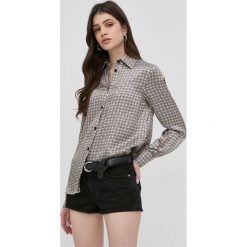 Pinko Koszula damska kolor czarny regular z kołnierzykiem klasycznym. Czarne koszule Pinko, bez wzorów, z tkaniny, klasyczne, bez kołnierzyka, bez ramiączek. W wyprzedaży za 559.99 zł.