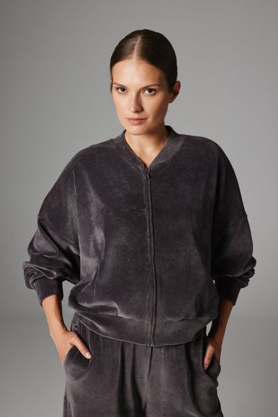 WELUROWA BLUZA NELLI ANTRACYT M - Flawless. Szare bluzy Flawless, m, bez wzorów, z materiału, eleganckie, bez ramiączek, bez kaptura. Za 345.00 zł.