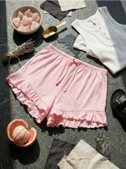 Bawełniane szorty piżamowe z falbanką - różowy. Czerwone piżamy Sinsay, l, bez wzorów, z bawełny, bez kołnierzyka, bez ramiączek. Za 15.99 zł.