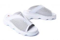ARTIKER RELAKS 52C1534 biały, klapki damskie. Białe klapki Artiker Relaks, bez wzorów, z gumy, bez obcasa, na koturnie, bez zapięcia. Za 234.90 zł.