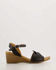 KLASYCZNE SANDAŁY NA KOTURNIE 030881411 BLACK. Czarne sandały Venezia, bez wzorów, ze skóry, klasyczne, bez obcasa, na koturnie, bez zapięcia. Za 239.00 zł.