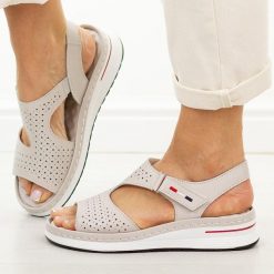 Szare skórzane sandały damskie T.Sokolski 26-31. Szare sandały Sokolski, bez wzorów, z jeansu, casualowe, bez obcasa, na platformie, bez zapięcia. Za 219.00 zł.