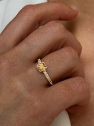 Les Petites Précieuses Pozłacany pierścionek z cyrkoniami i cytrynem rozmiar: 52. Żółte pierścionki Les Petites Précieuses, z cyrkonią, pozłacane. Za 148.61 zł.