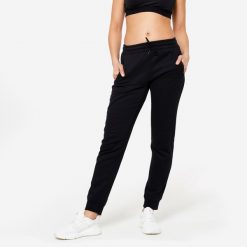 Spodnie dresowe damskie Domyos Gym & Pilates slim. Czarne spodnie dresowe DOMYOS, bez wzorów, z dresówki. Za 89.99 zł.