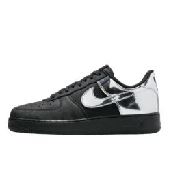Buty do chodzenia dla dorosłych Air Force 1 Low Retro All-Star. Czarne buty treningowe Nike, bez wzorów, bez zapięcia, trekkingowe, Nike Air Force. Za 722.50 zł.