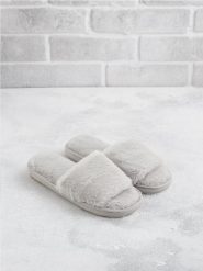 Kapcie - szary. Szare kapcie Sinsay, bez wzorów. Za 19.99 zł.