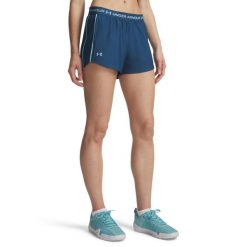 Spodenki fitness damskie Under Armour. Niebieskie szorty sportowe Under Armour, bez wzorów, z dzianiny, z obniżonym stanem, na fitness i siłownię. Za 129.99 zł.