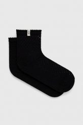 UGG skarpetki damskie kolor czarny. Czarne skarpetki UGG, bez wzorów. Za 69.99 zł.