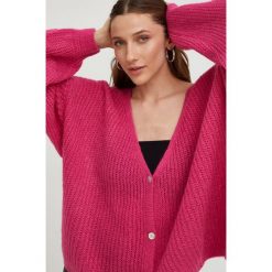 Answear Lab kardigan z wełną damski kolor różowy. Czerwone swetry Answear Lab, m, bez wzorów, z wełny, bez ramiączek. W wyprzedaży za 138.99 zł.