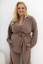 Kardigan z dzianiny prążkowej Stay Close z paskiem i regulowanymi rękawami beżowy/taupe Plus Size Oversize. Brązowe swetry Moda Size Plus Iwanek, l, bez wzorów, z denimu, eleganckie, plus size, bez ramiączek. Za 199.90 zł.