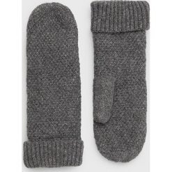 Only rękawiczki damskie kolor szary. Szare rękawiczki ONLY, bez wzorów, z dzianiny. Za 69.99 zł.