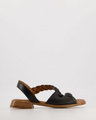 SKÓRZANE SANDAŁY P33432207 BLACK. Czarne sandały Venezia, bez wzorów, ze skóry, bez obcasa, bez zapięcia. Za 229.00 zł.