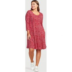 Wzorzysta dżersejowa sukienka z bocznymi kieszeniami. Białe sukienki Cellbes, s, bez wzorów, z dżerseju, eleganckie, bez kołnierzyka, bez ramiączek, mini. Za 159.00 zł.