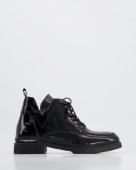 LAKIEROWANE TRZEWIKI G146704 BLACK. Czarne botki Venezia, bez wzorów, z lakierowanej skóry, bez obcasa, bez zapięcia. Za 369.00 zł.