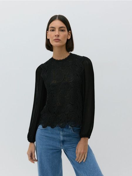 Bluzka z obszernymi rękawami - czarny. Czarne bluzki Reserved, l, bez wzorów, z materiału, bez kołnierzyka, bez ramiączek. W wyprzedaży za 59.99 zł.