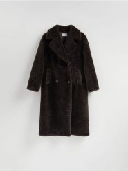 Płaszcz ze sztucznego futerka - ciemnobrązowy. Brązowe płaszcze Reserved, l, bez wzorów, bez kaptura. Za 399.99 zł.
