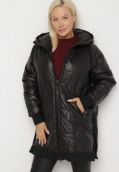 Czarna Kurtka z Pikowanymi Przeszyciami i Kapturem Zarimelia. Czarne kurtki Born2be, plus size, bez wzorów, z jeansu, eleganckie. Za 169.99 zł.