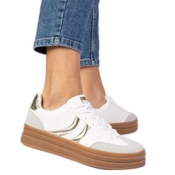 Białe sneakersy trampki damskie z złotym dodatkiem. Białe trampki bez wzorów, z syntetyku, eleganckie, bez zapięcia. Za 96.19 zł.