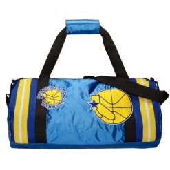 Torba typu duffle Golden State Warriors. Niebieskie torby sportowe Mitchell & Ness, bez wzorów. Za 434.50 zł.