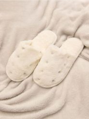 Kapcie - kremowy. Białe kapcie Sinsay, bez wzorów, z futra. Za 19.99 zł.