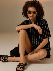 Klapki z wkładką ze skórą naturalną - czarny. Czarne klapki Sinsay, bez wzorów, ze skóry, bez obcasa, bez zapięcia. Za 39.99 zł.