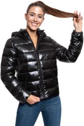 DAMSKA KURTKA PRZEJŚCIOWA WRANGLER SHORT PUFFER BLACK W4N1V0100. Czarne kurtki Wrangler, na zimę, s, bez wzorów, z puchu, bez kaptura. Za 279.99 zł.
