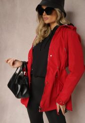 Czerwona Kurtka w Stylu Parki Ściągana w Pasie z Kapturem i Geometrycznym Zdobieniem Tarillia. Czerwone kurtki Renee, l, z aplikacjami, z jeansu, eleganckie, z kapturem. W wyprzedaży za 134.99 zł.