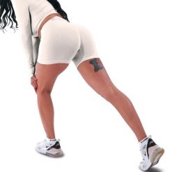 Techniczne szorty z efektem push-up i idealną sylwetką. Białe szorty R-EVENGE, bez wzorów, z elastanu. Za 131.89 zł.