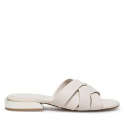 Klapki Nine West. Brązowe klapki Nine West, bez wzorów, bez obcasa, bez zapięcia. Za 179.99 zł.