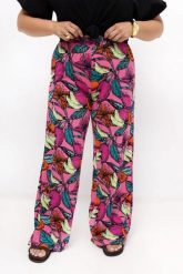 Różowe spodnie Marisa w owocowy wzór | Prosta nogawka | Rayon z bawełną | PLUS SIZE OVERSIZE LATO. Czerwone spodnie materiałowe Moda Size Plus Iwanek, bez wzorów, z bawełny, eleganckie, krótkie. Za 169.90 zł.