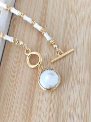 Nakkash Pozłacany naszyjnik perłą i masą perłową - dł. 45 cm rozmiar: onesize. Białe naszyjniki Nakkash, z materiału, z perłą, pozłacane. Za 39.99 zł.